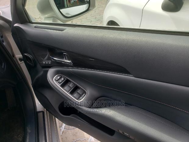 Toyota Crown 2015 Silver - thumbnail 10