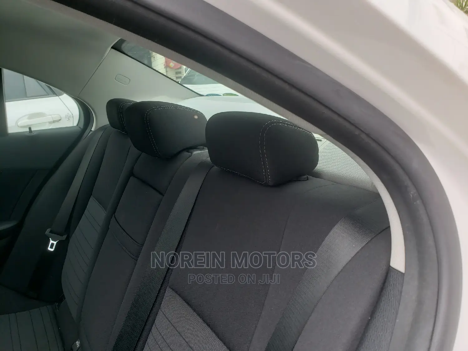 Mercedes-Benz C180 2015 Off White