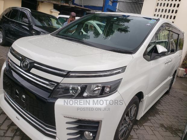 Toyota Voxy 2015 White - main view