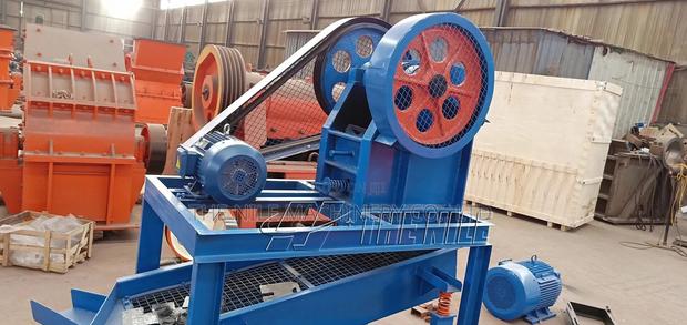 Jaw Crusher With Sieve - main view