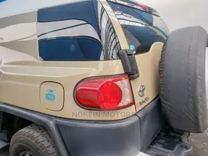 Toyota FJ Cruiser 2014 Gold