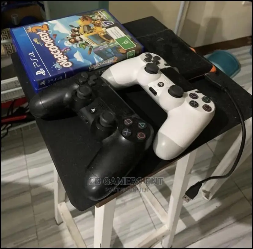 Play Station 4 Slim, 2 Pads