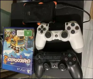 Play Station 4 Slim, 2 Pads