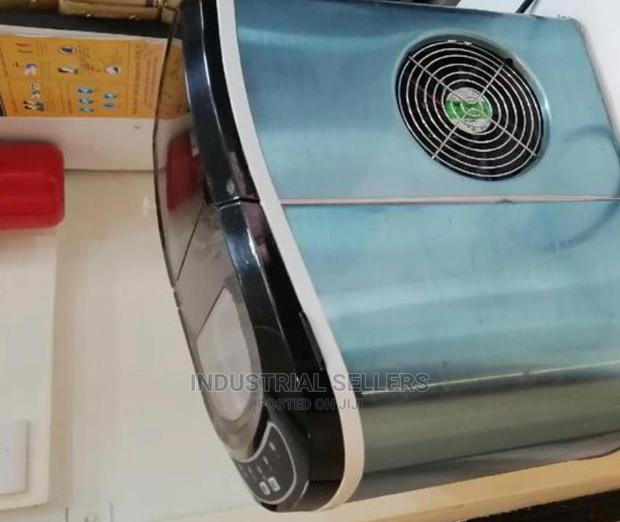 An Ice Cube Maker - main view