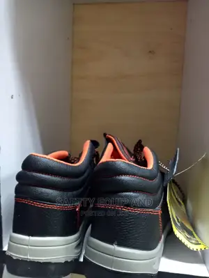 Durable Rocklander Safety Boots