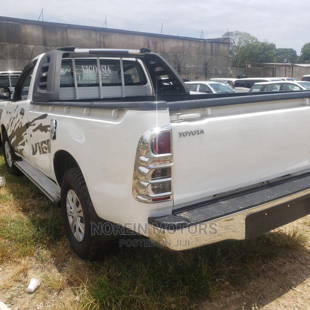 Toyota Hilux 2014 Off White - thumbnail 4