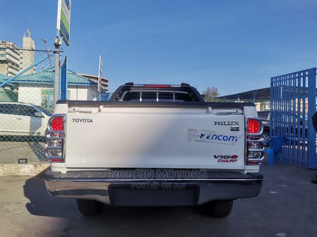 Toyota Hilux 2014 White - thumbnail 2