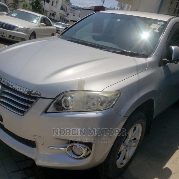 Toyota Vanguard 2014 Silver - main view