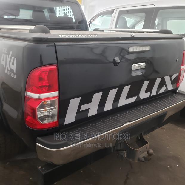 Toyota Hilux 2015 Gray - thumbnail 2