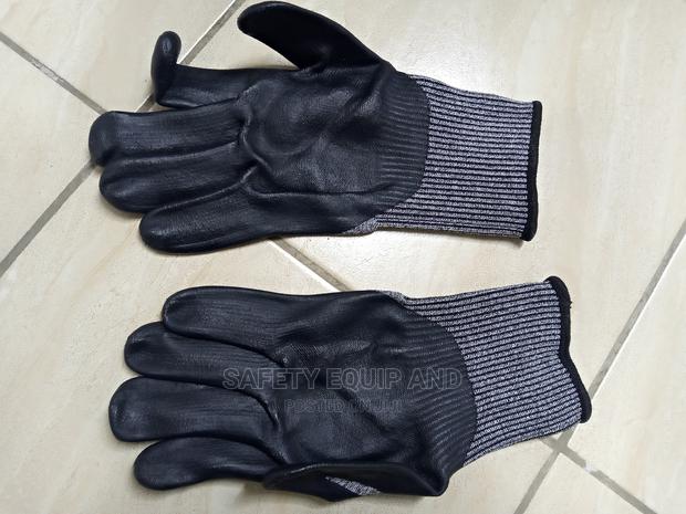 Black Palm Cut Resistant Gloves - main view