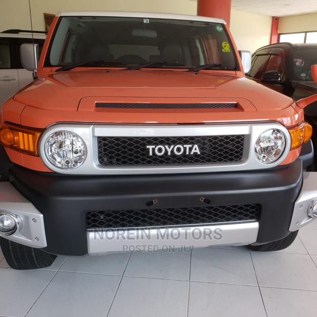 Toyota FJ Cruiser 2015 Orange