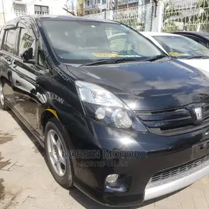 Toyota ISIS 2015 Black