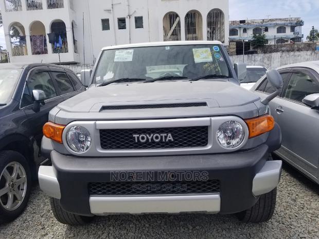 Toyota FJ Cruiser 2015 Gray