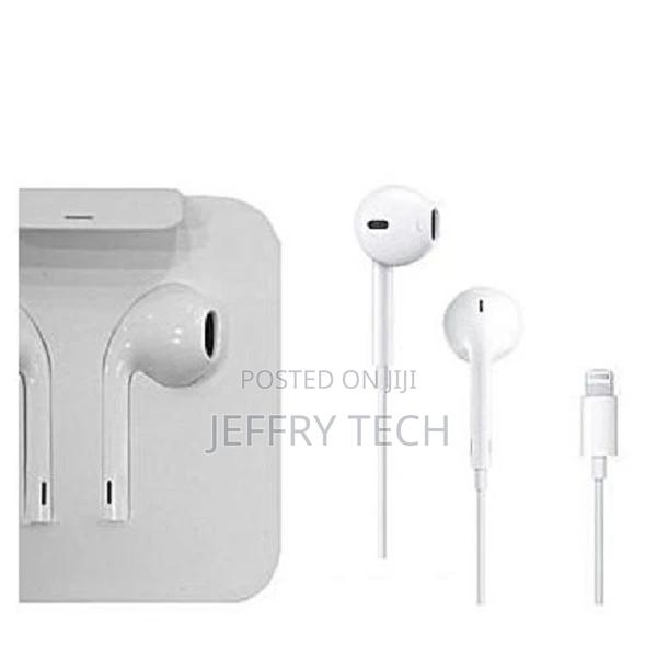 Apple Earpods With Lightening Connector for iPhone 7 - main view