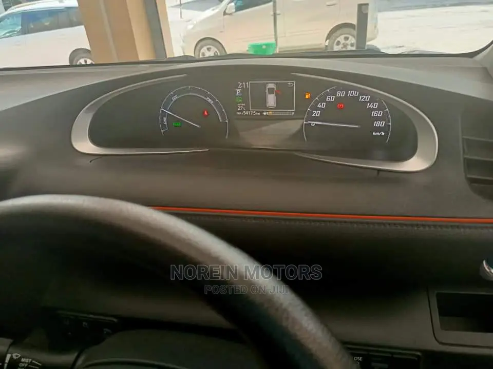 Toyota Sienta 2015 Red