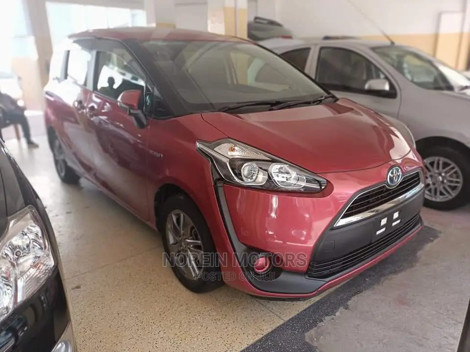 Toyota Sienta 2015 Red