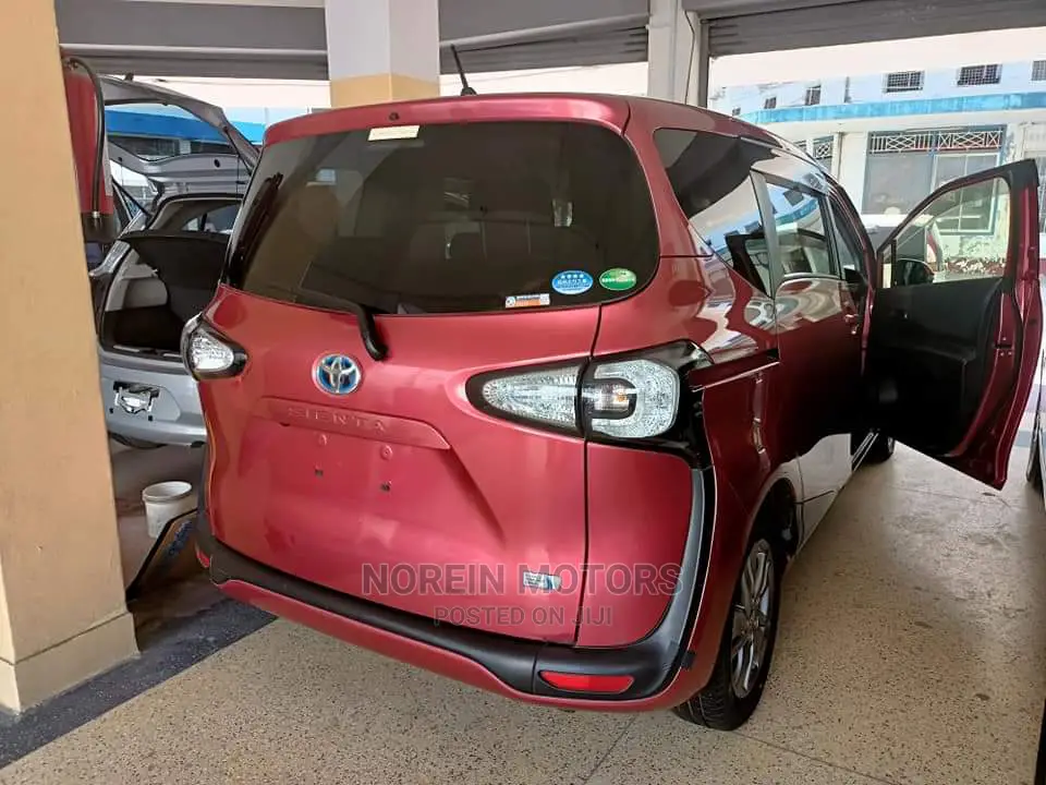 Toyota Sienta 2015 Red
