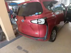 Toyota Sienta 2015 Red
