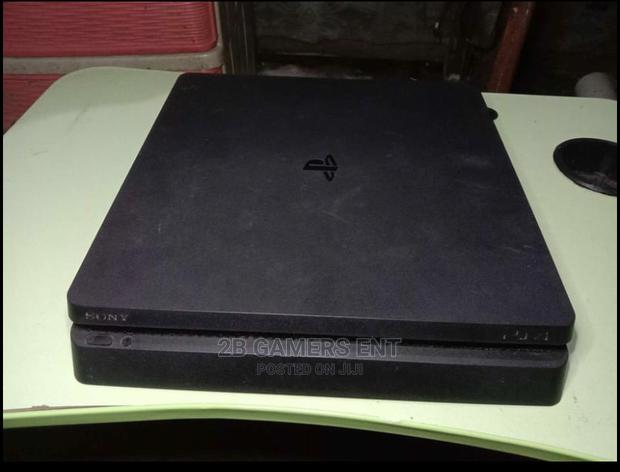 Ps4 Slim, 2 Pads, Like New - thumbnail 4
