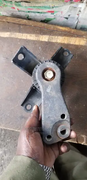 Toyota Passo Sette Engine Mount.