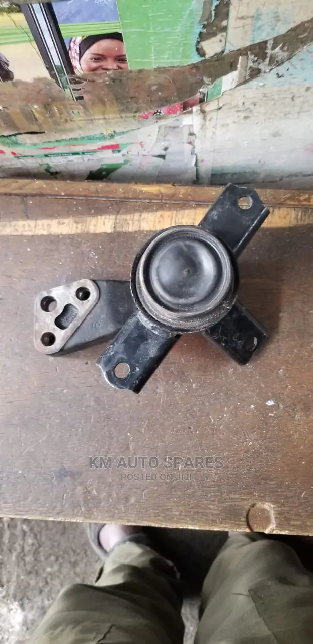 Toyota Passo Sette Engine Mount.