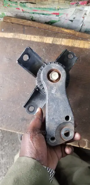 Toyota Passo Sette Engine Mount.