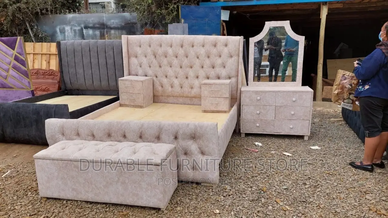 Chester Bed (5* 6) With Attoman And Dressing Mirror