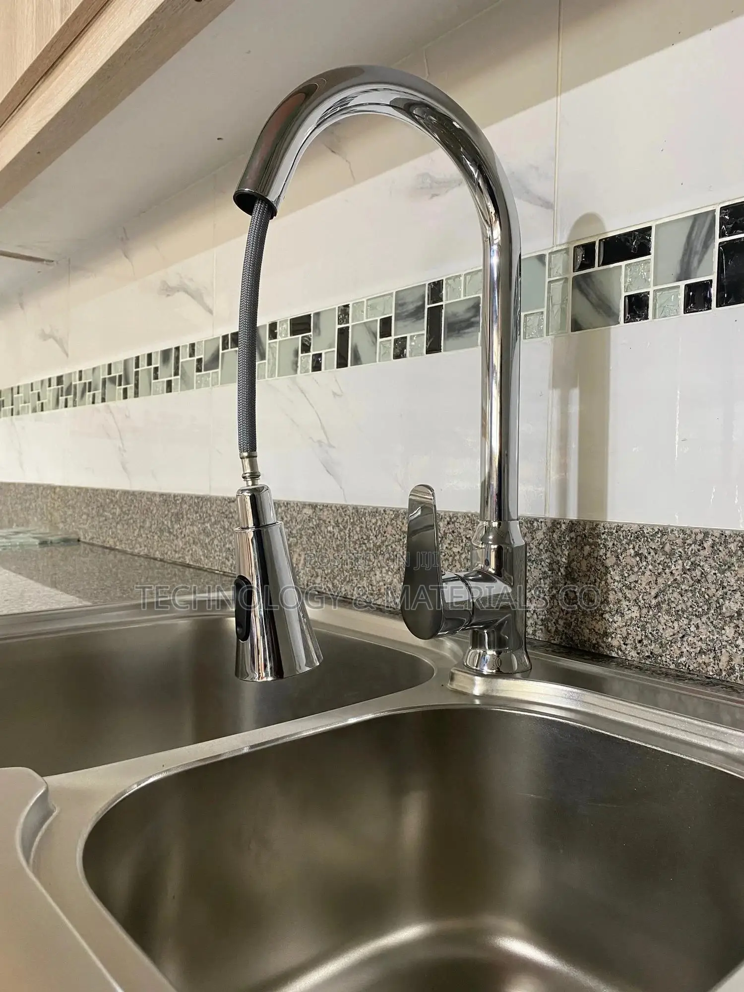 Single-Handle Pull-Down Kitchen Faucet Magnatite Docking