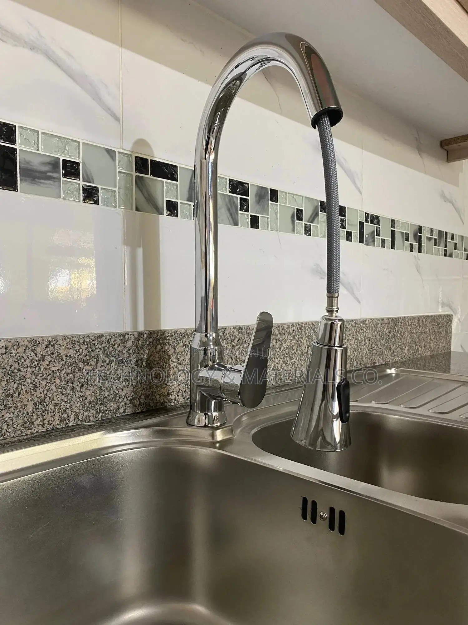 Single-Handle Pull-Down Kitchen Faucet Magnatite Docking