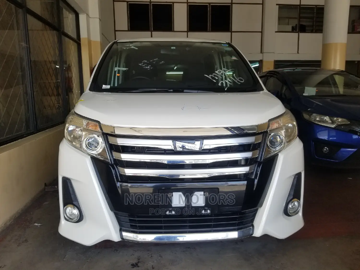 Toyota Noah 2014 Off white