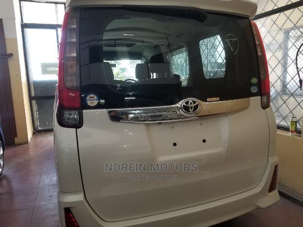 Toyota Noah 2014 Off white - thumbnail 4
