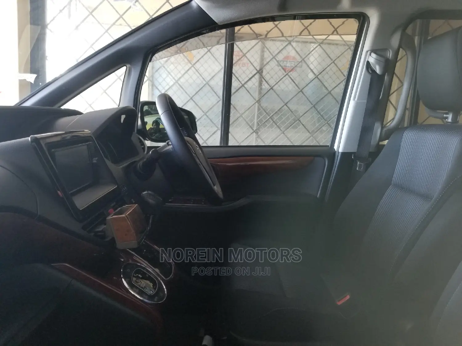 Toyota Noah 2014 Off white