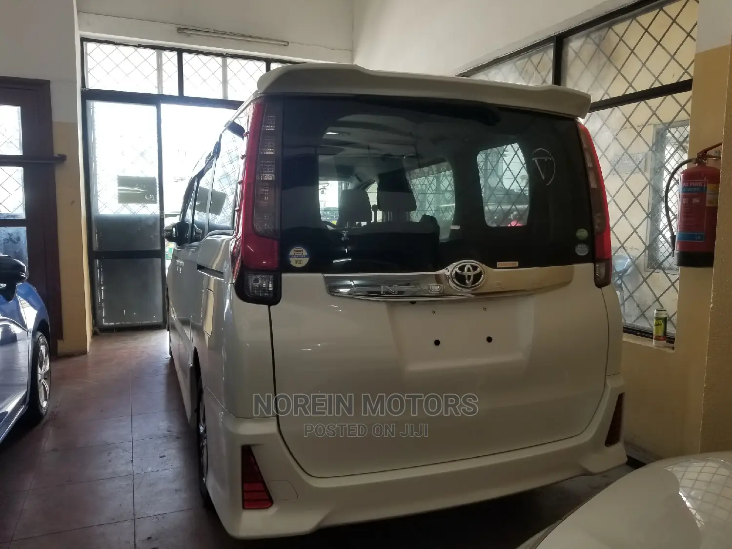 Toyota Noah 2014 Off white