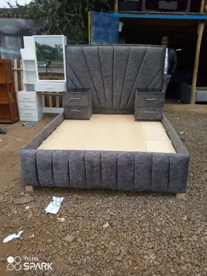 Tufted Bed 6* 6 With Drows