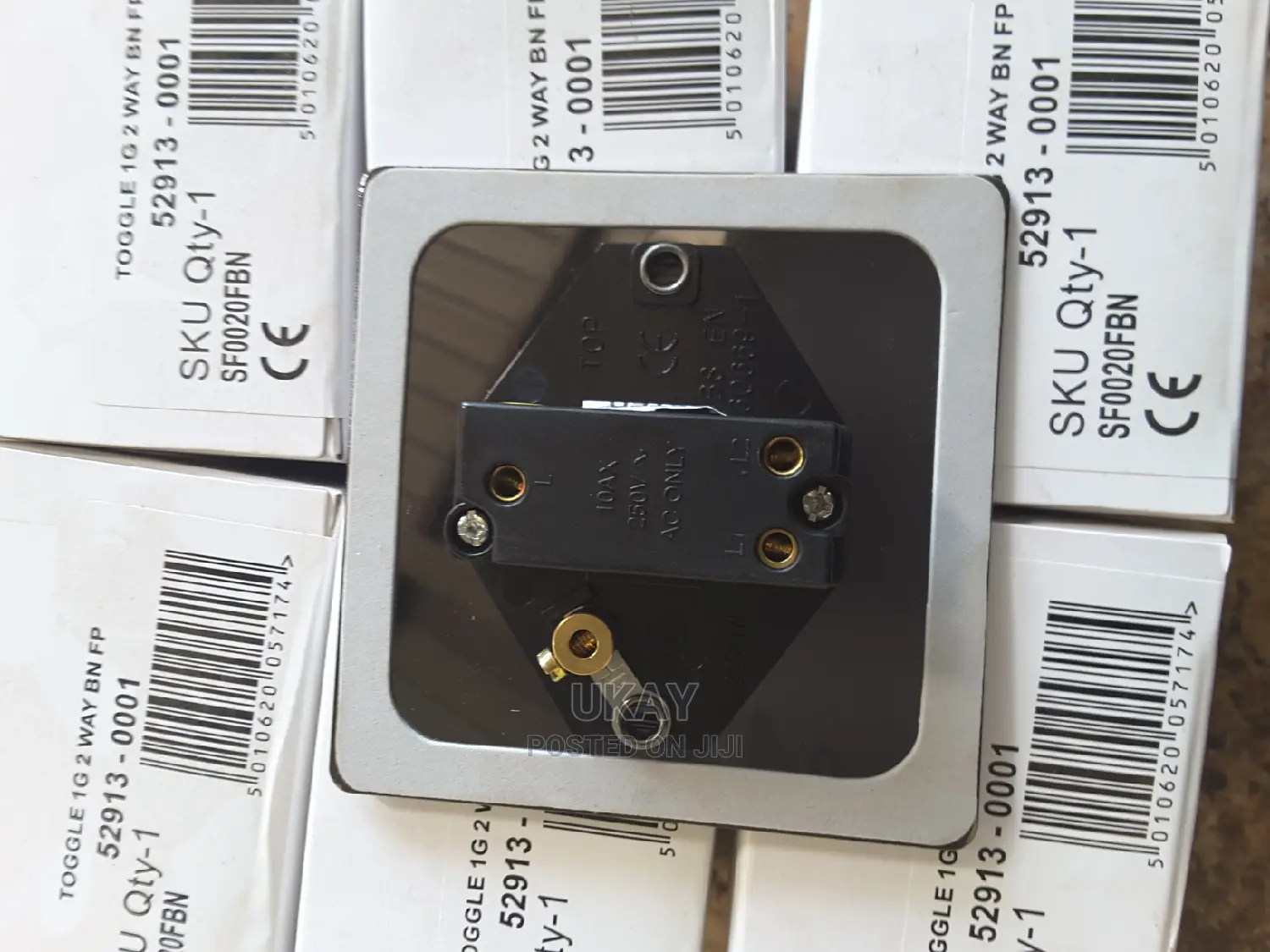 Uk-Toggle 1G 2 Way Bn Fp Switch