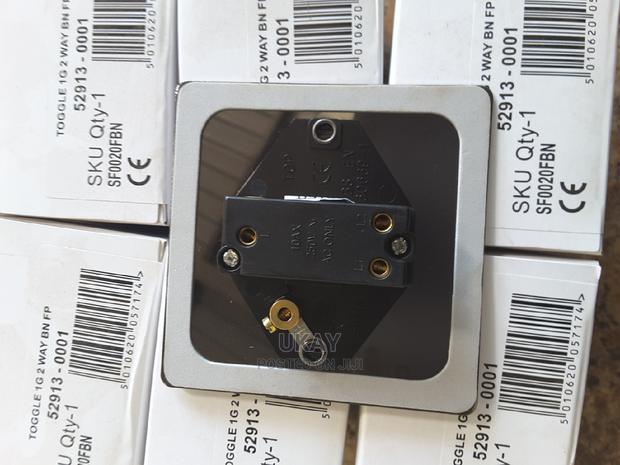 Uk-Toggle 1G 2 Way Bn Fp Switch - thumbnail 2