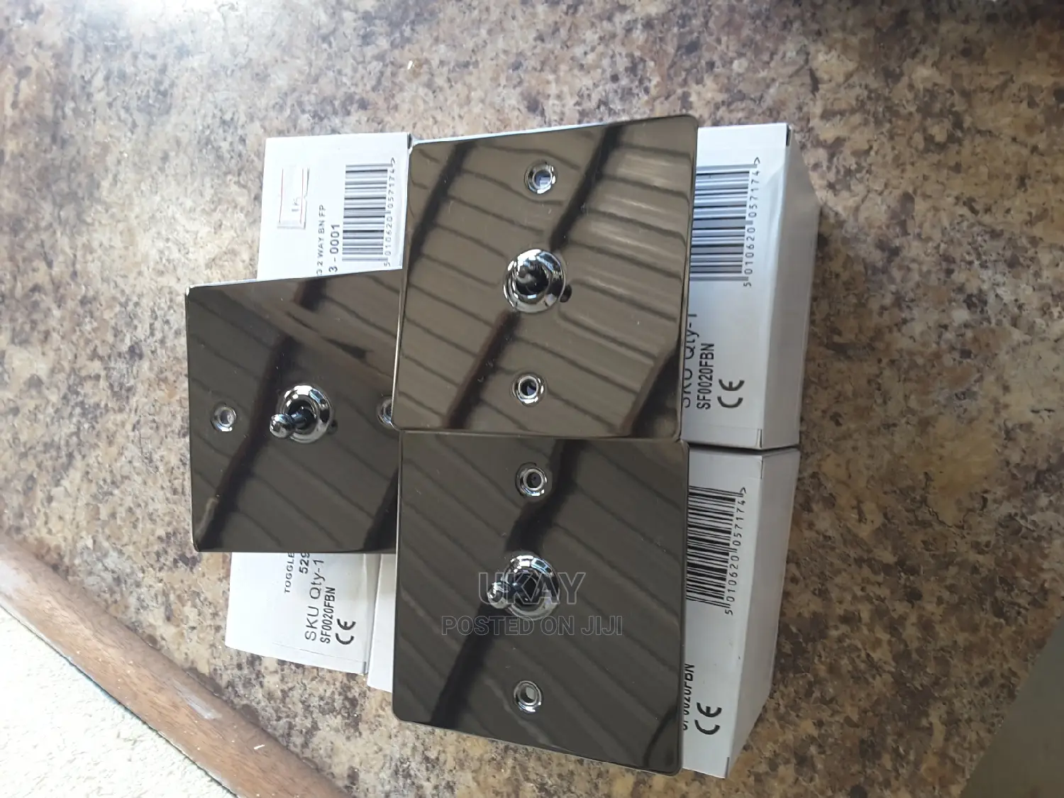 Uk-Toggle 1G 2 Way Bn Fp Switch