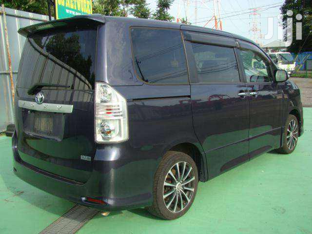 Noah / Voxy 7 Seater Cars for Hire