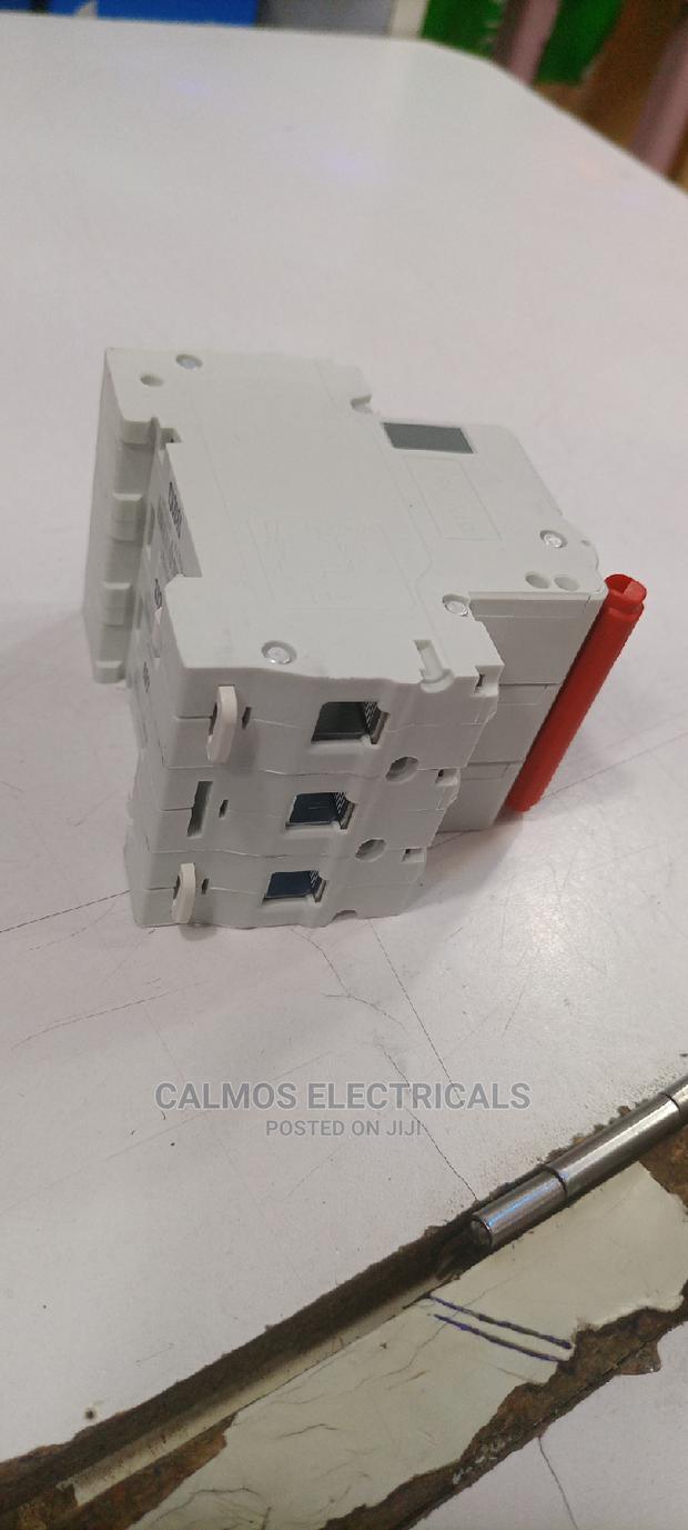Tripple Circuit Breakers - thumbnail 3