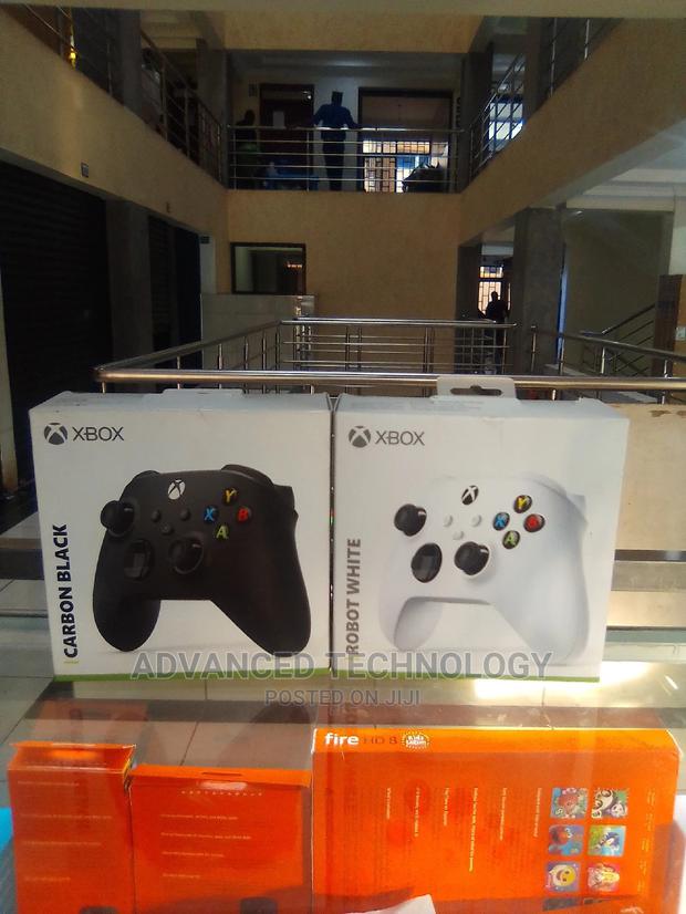 Serie X/ Xbox One Wireless Controller - thumbnail 3