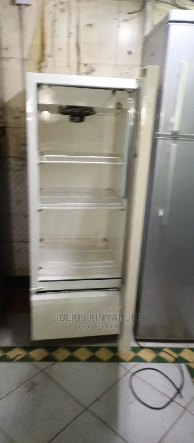 Medium Showcase Fridge