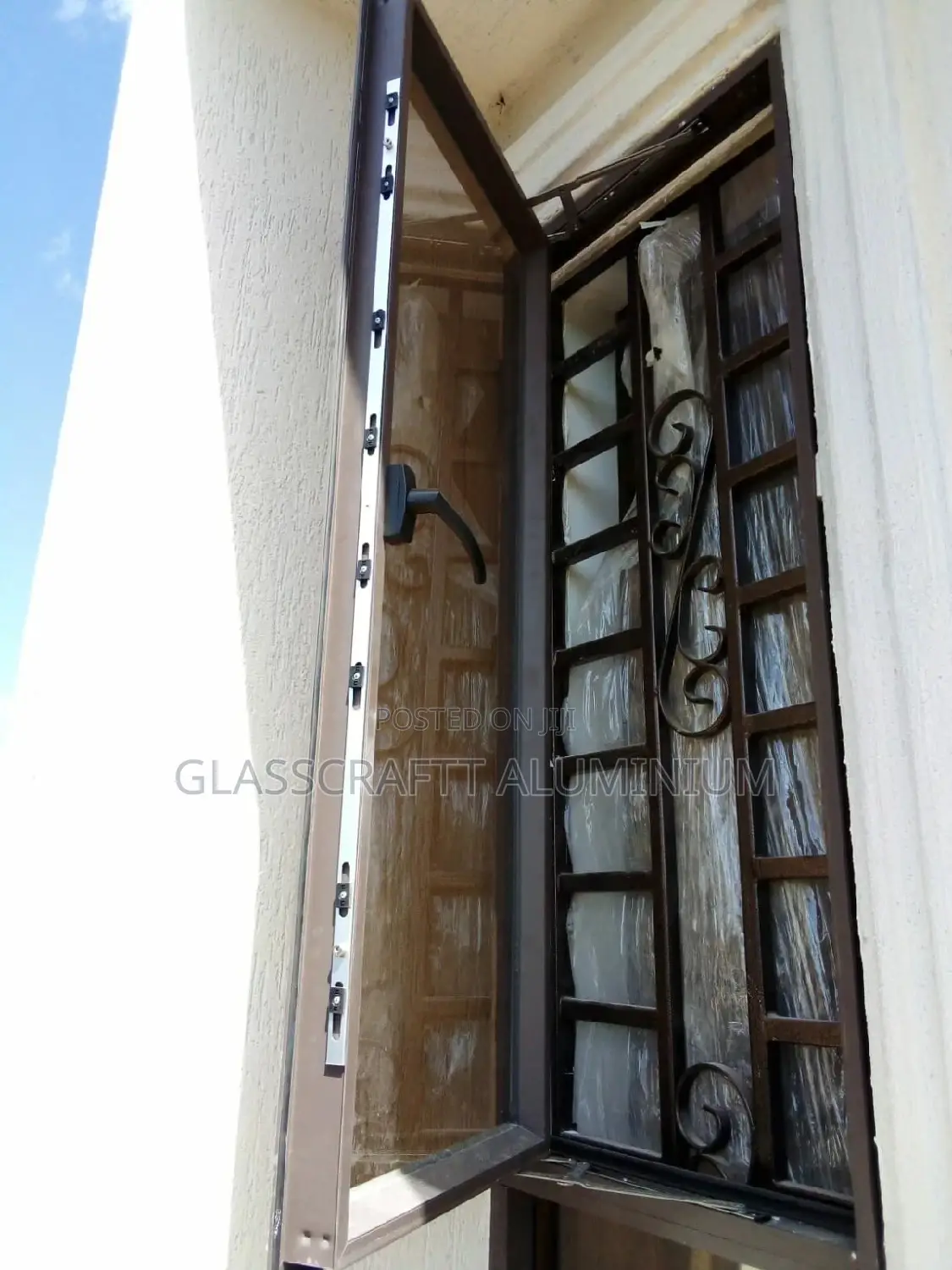 Hanging Windows/Projected Windows