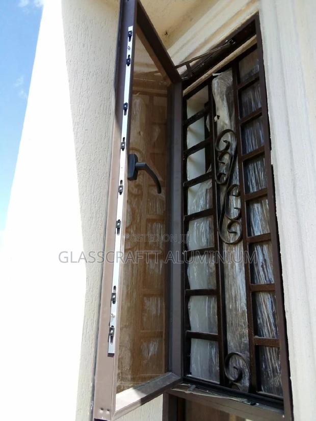 Hanging Windows/Projected Windows