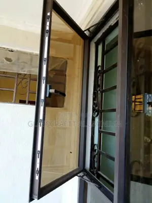 Hanging Windows/Projected Windows