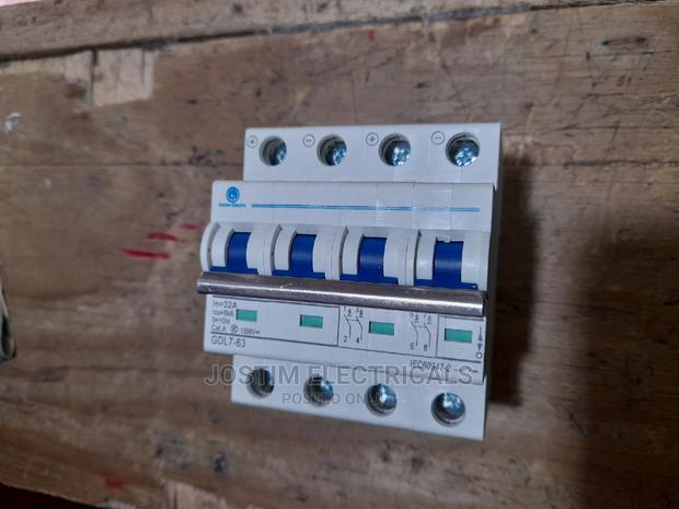 Direct Current Circuit Breakers 32a