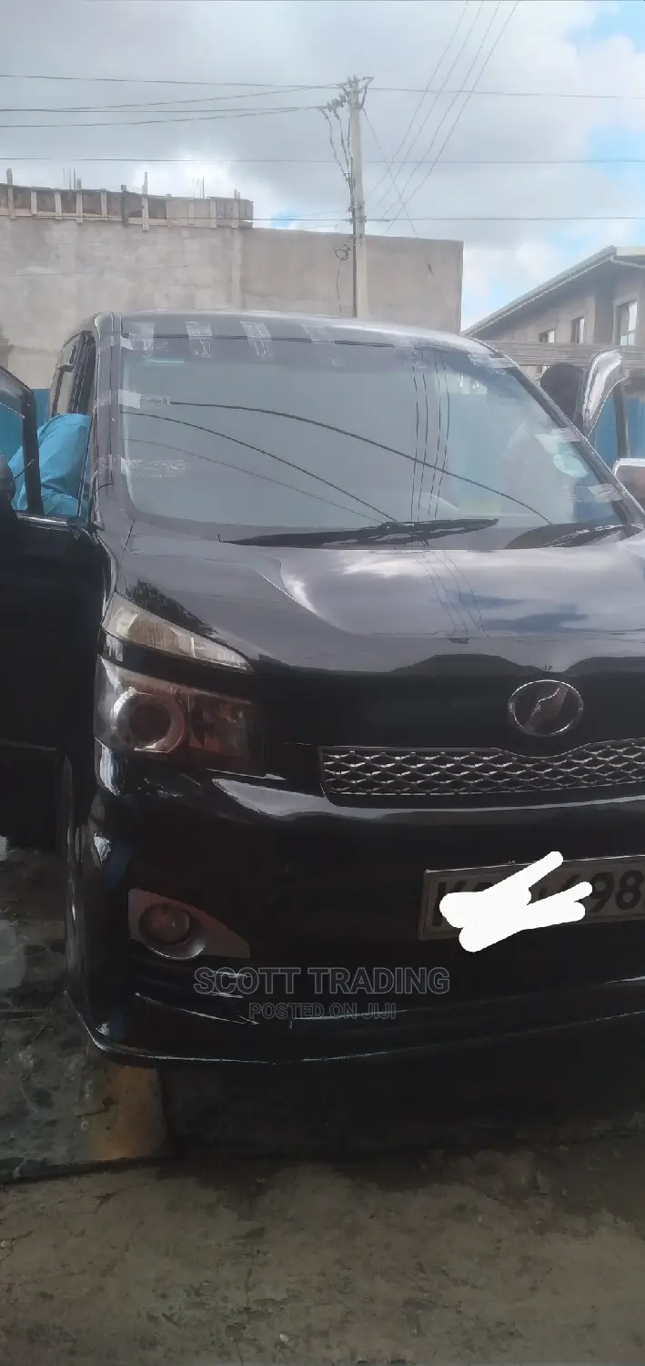 Toyota Noah Windscreen