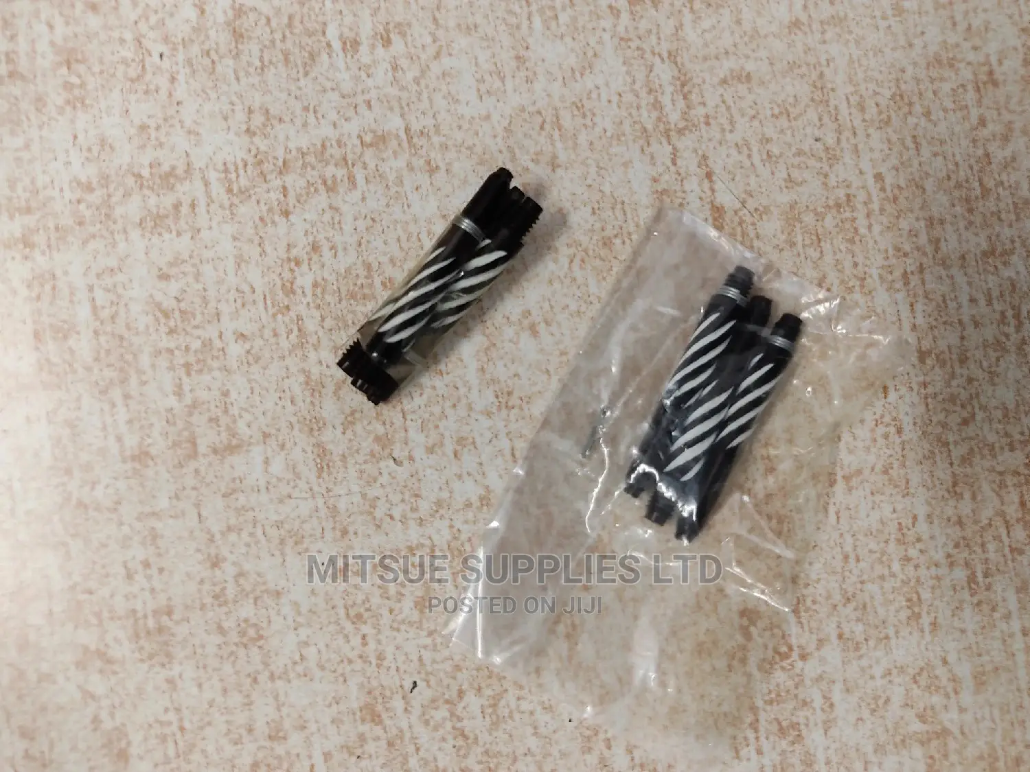 2 Sets of Darts Shaft Nylon Spiral Short Black/White