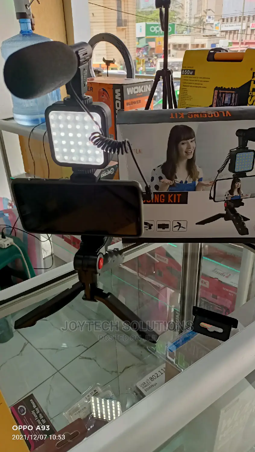Vlogging Kit 01lm . Microphone, Lamp, Remote, Stand, Holder