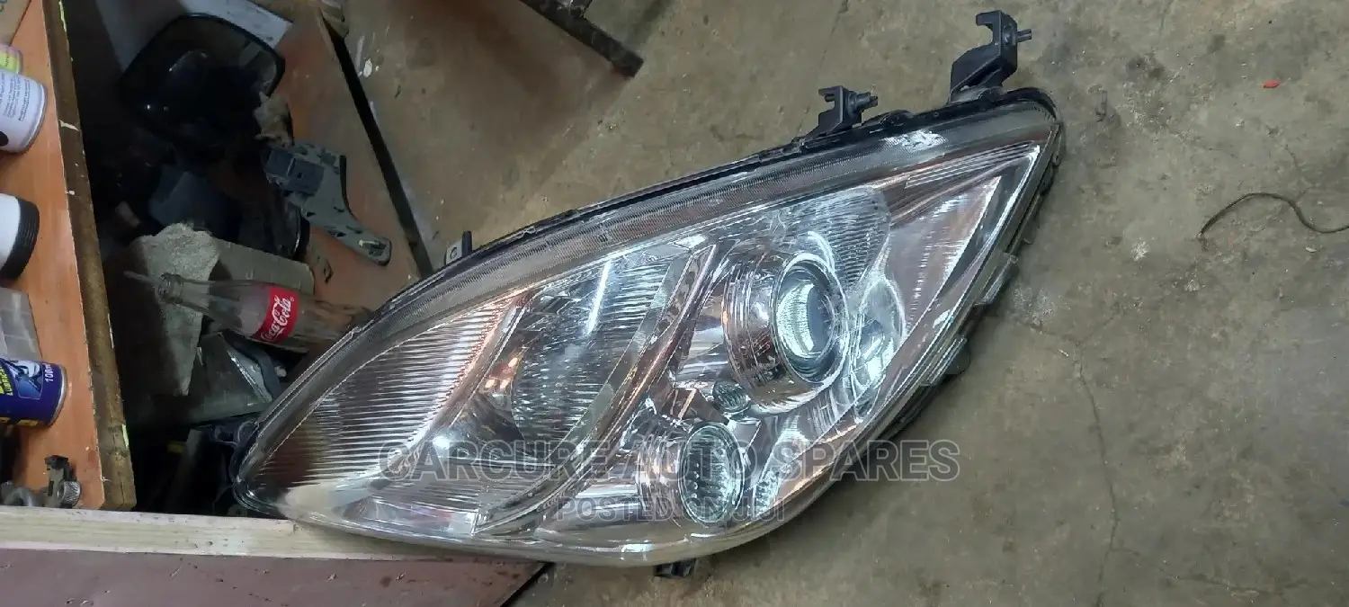 Toyota Isis Headlight