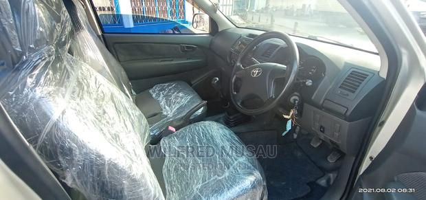 Toyota Hilux 2014 Silver - thumbnail 2